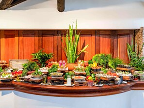 3 restaurantes; se sirven desayunos y cocina local e internacional 