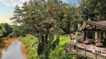 3 restaurants, breakfast, lunch served; local and international cuisine