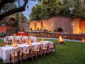 3 restaurants; breakfast, lunch and dinner served  - Fairmont Mara Safari Club (Maasai Mara)