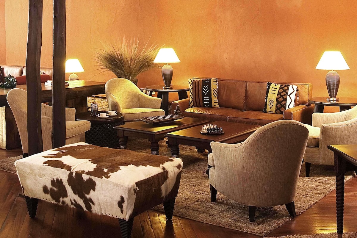 2 bars/lounges, poolside bar