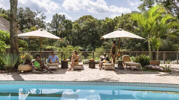 Una piscina al aire libre, tumbonas