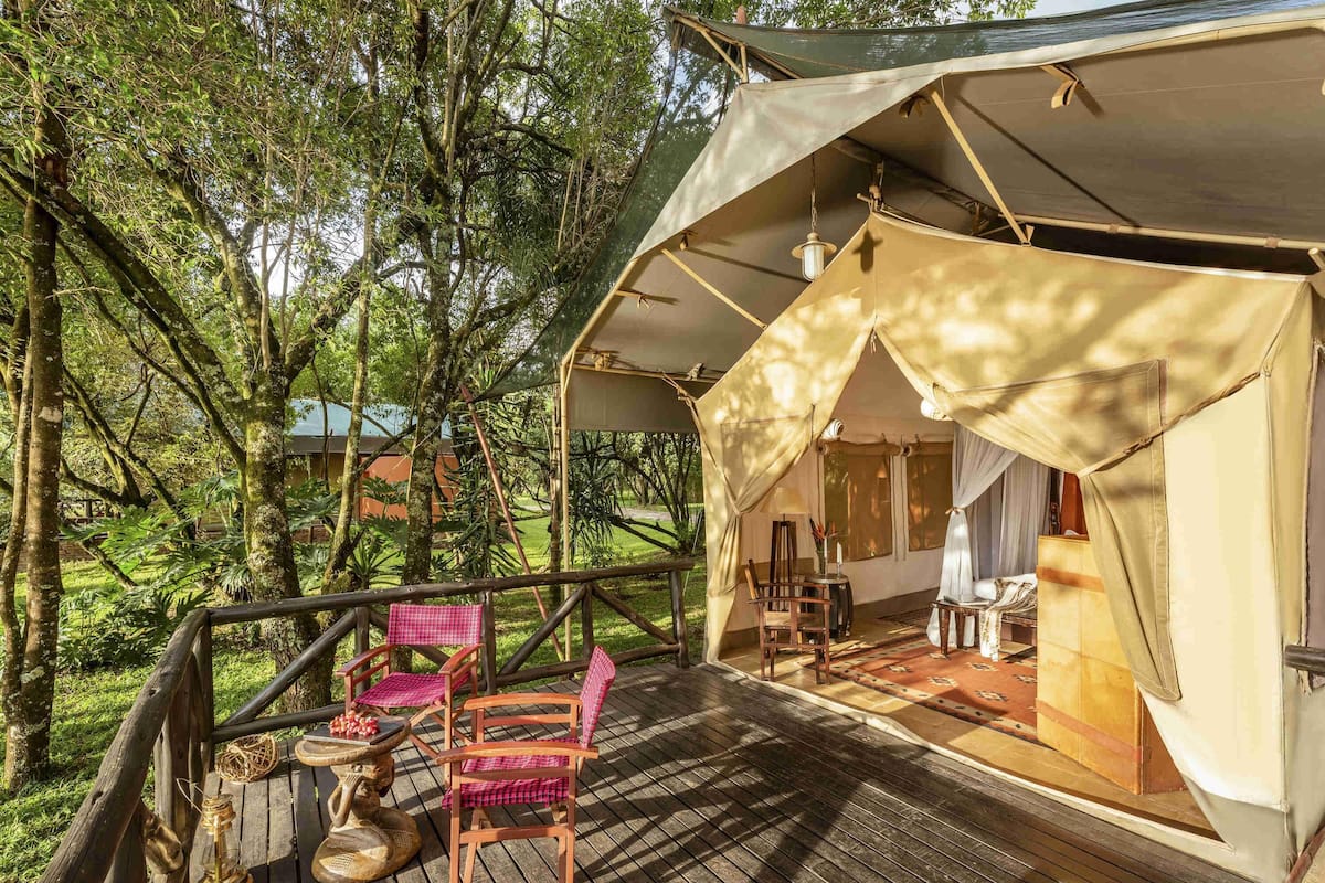 Camas com colchões pillow-top, frigobar, cofres nos quartos