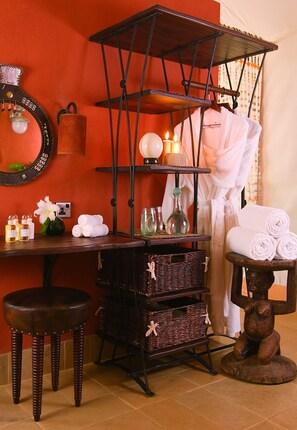 Amenidades de baño de diseñador, secadora de cabello, batas, pantuflas 