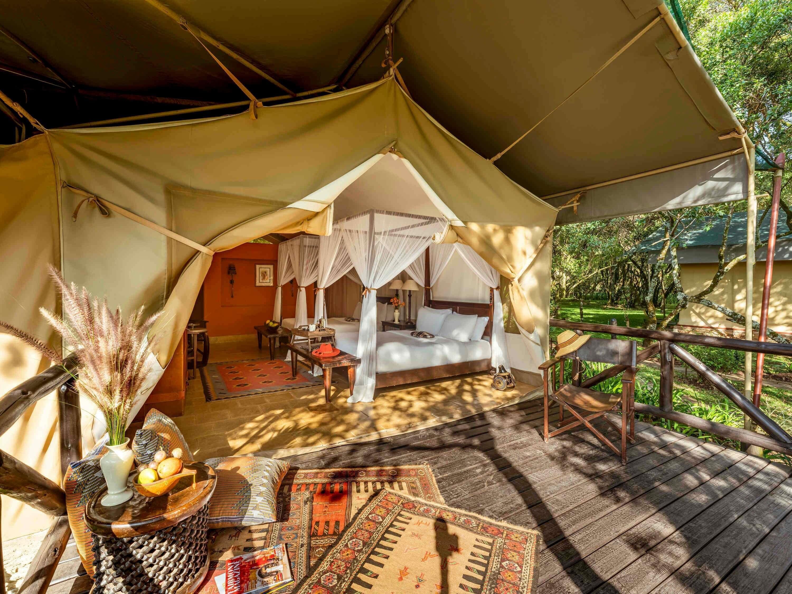 Pillowtop-patjalliset sängyt, minibaari, tallelokero huoneessa, työpöytä