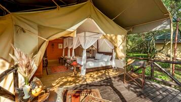 Pillowtop-patjalliset sängyt, minibaari, tallelokero huoneessa, työpöytä