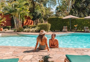 室外游泳池，提供日光浴躺椅