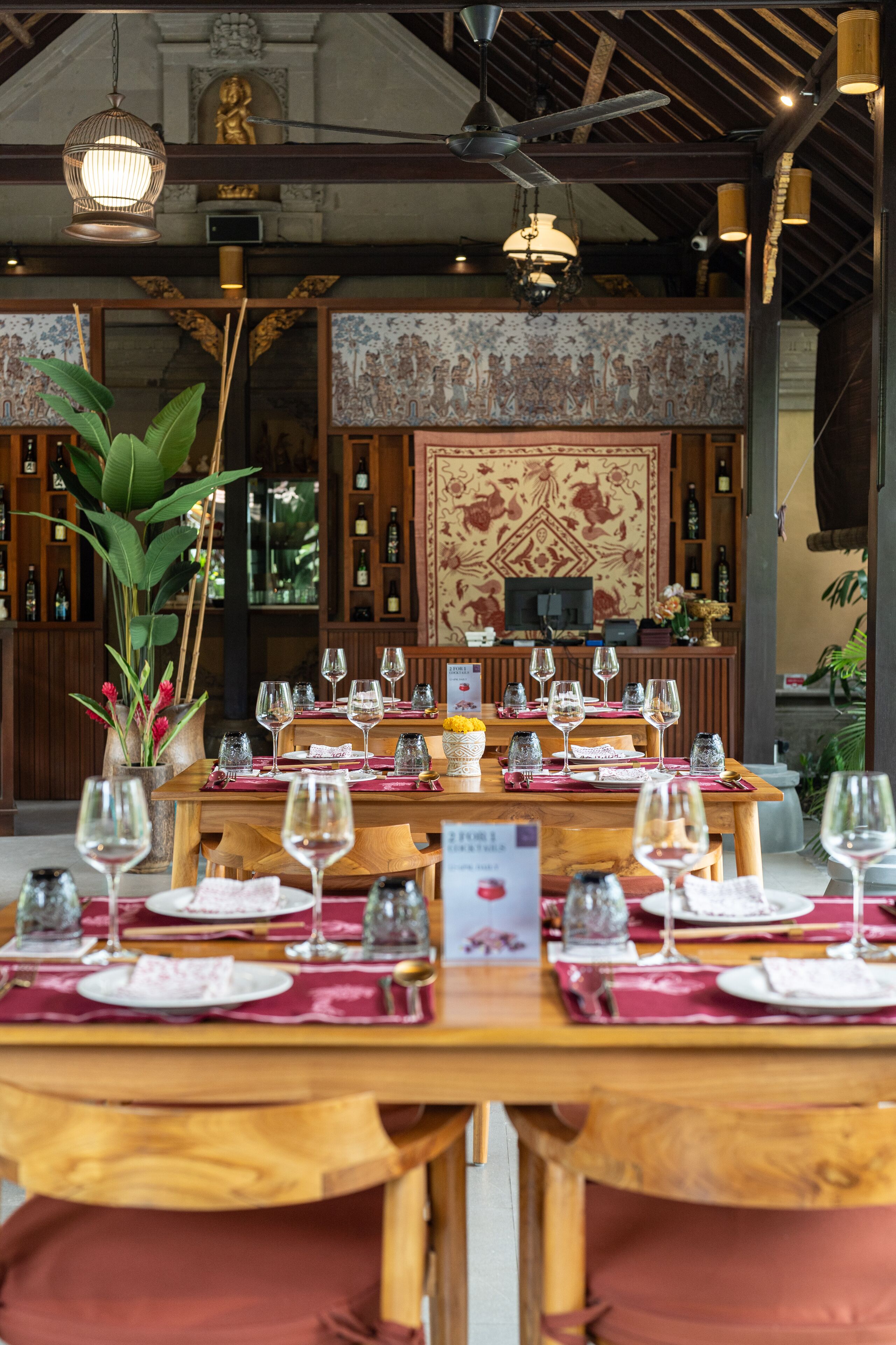 breakfast, lunch, dinner served; international cuisine