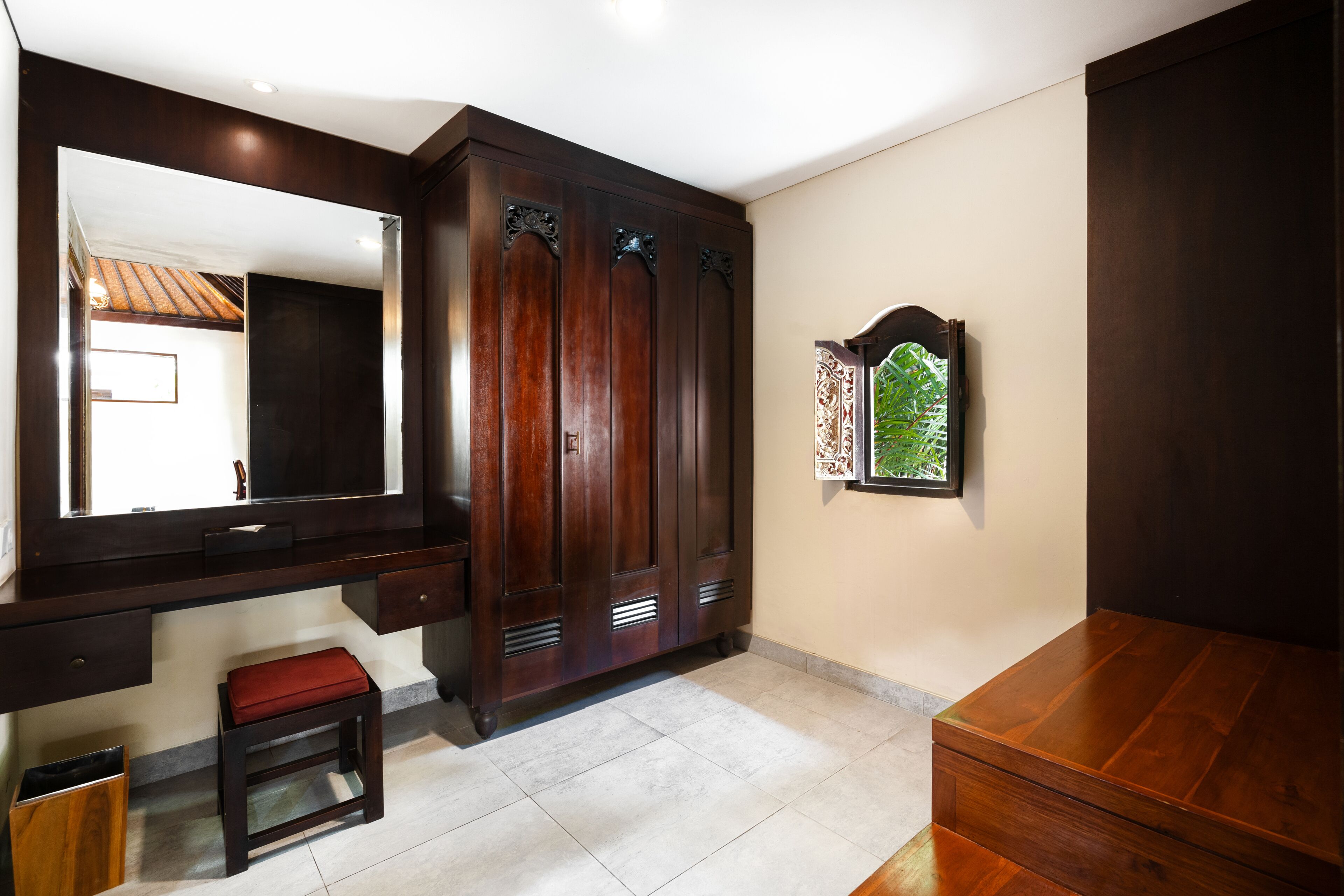 svarga pool villa 101 | wardrobe