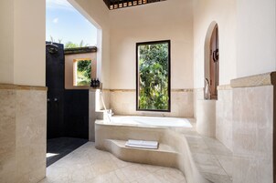 Bebek Deluxe Room with View | Baño | Artículos de higiene personal de diseño, secador de pelo y zapatillas