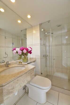 Junior Suite, 1 King Bed | Bathroom - Eurotel El Bosque (Santiago)