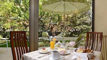 Free daily buffet breakfast