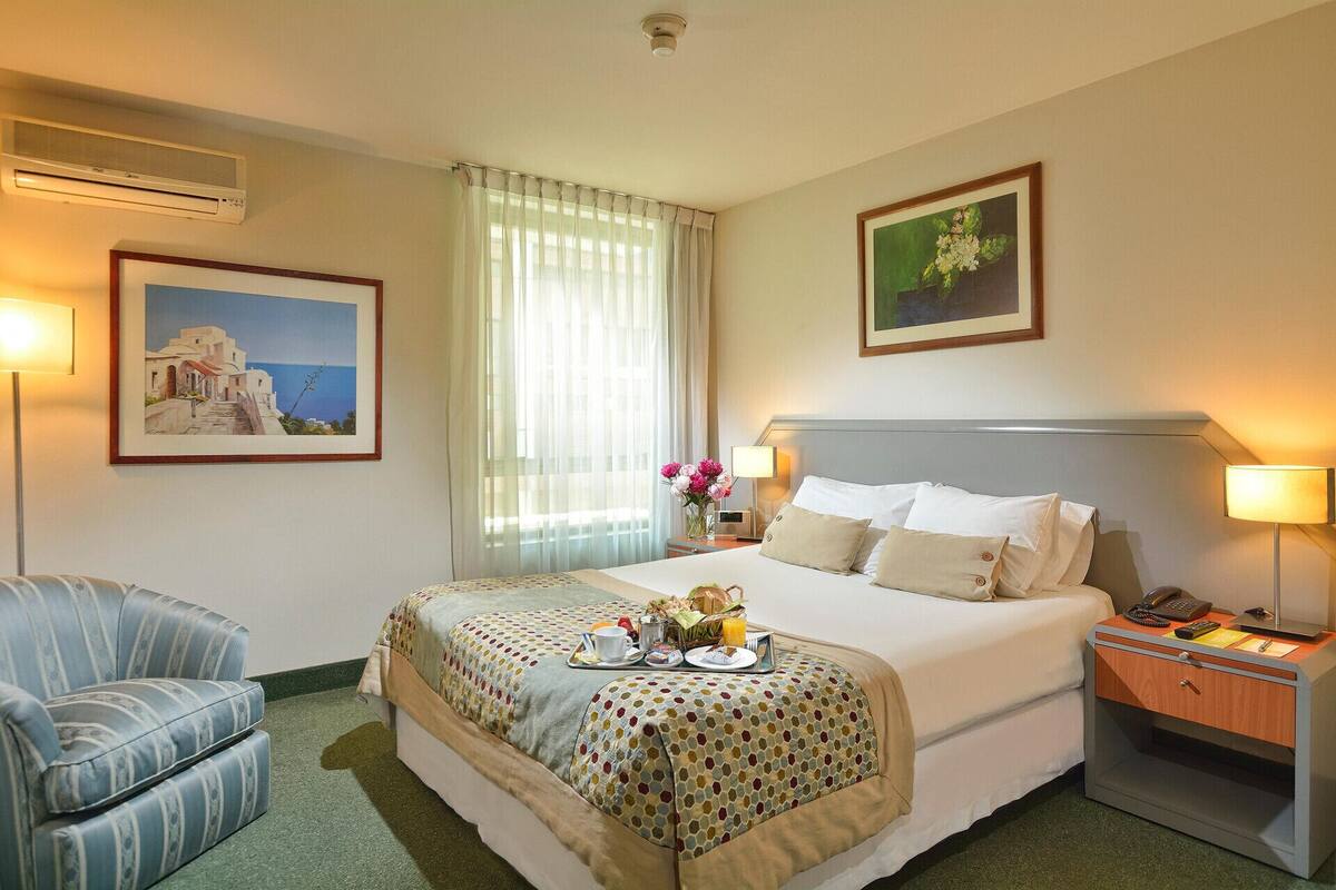Ropa de cama de alta calidad y minibar 