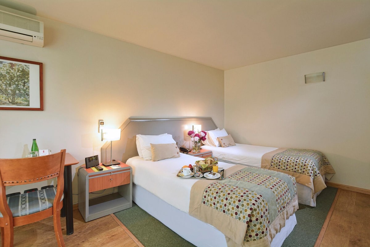 Ropa de cama de alta calidad y minibar 