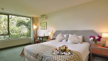 Phòng Suite Junior, 1 giường cỡ king | Bộ đồ giường cao cấp, minibar, két bảo mật tại phòng, bàn