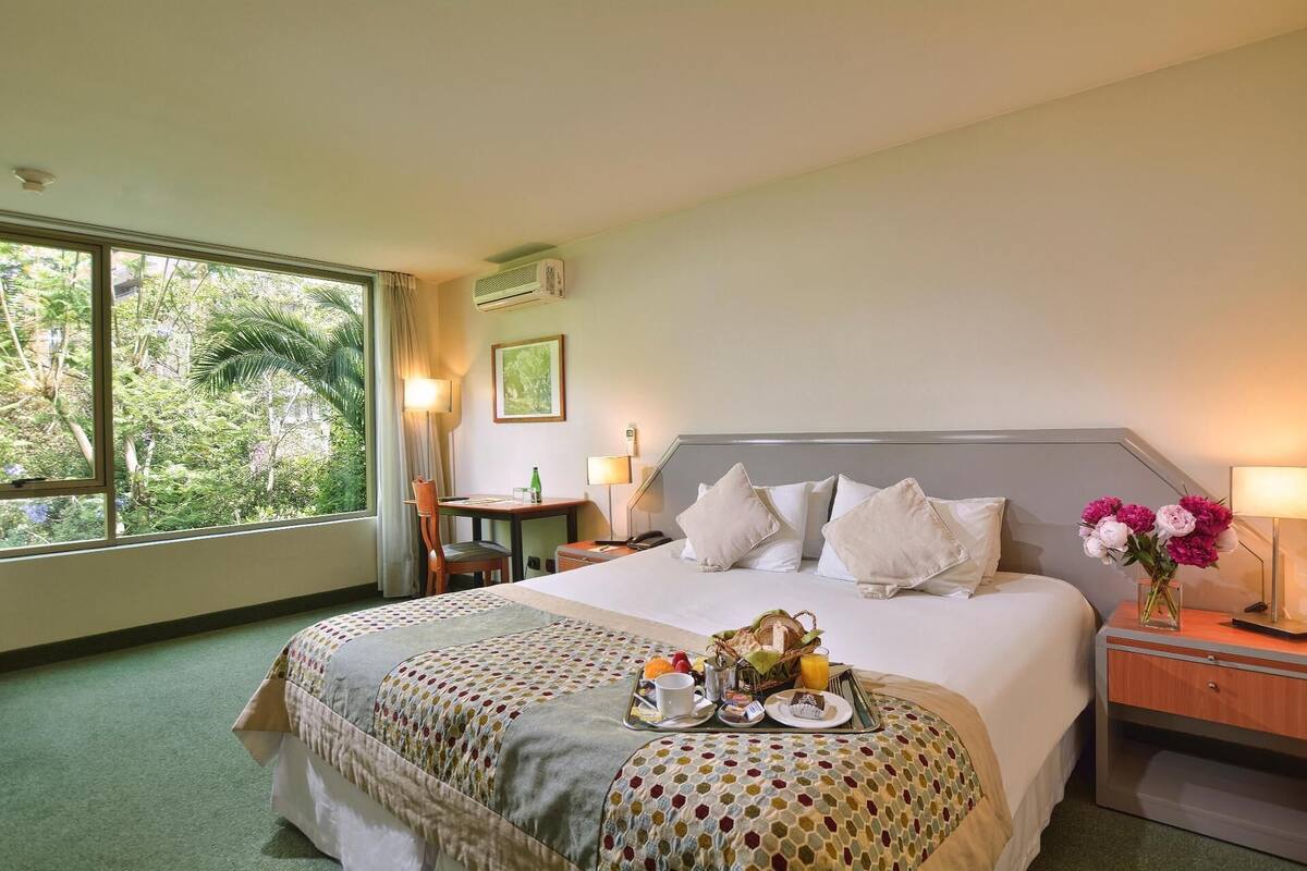 Ropa de cama de alta calidad y minibar 