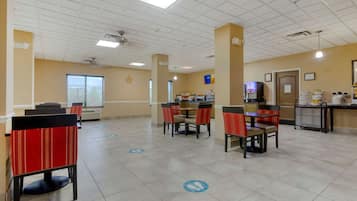 Sudah termasuk sarapan prasmanan setiap hari
