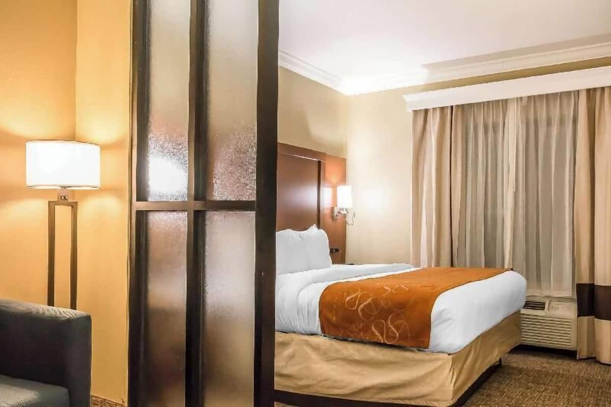 Pillowtop beds, desk, laptop workspace, blackout drapes
