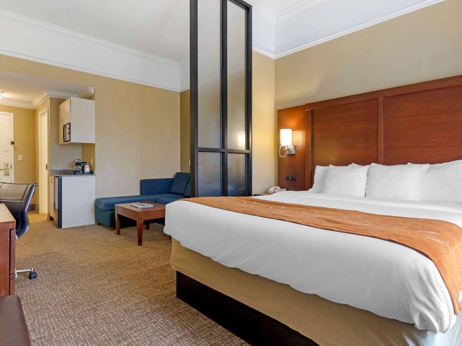 Camas com colchões pillow-top, escrivaninha