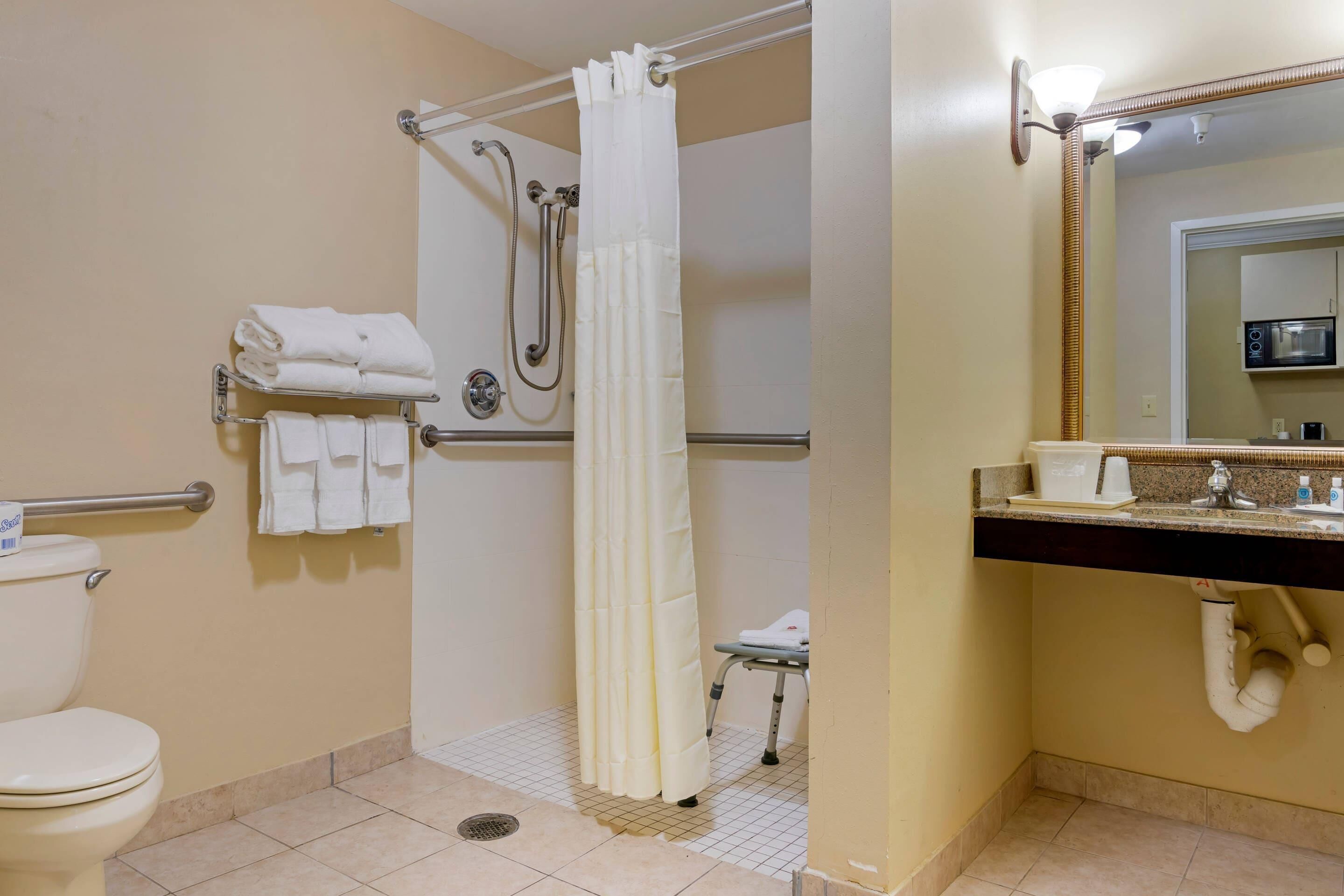 Un baño con ducha, inodoro y lavamanos.