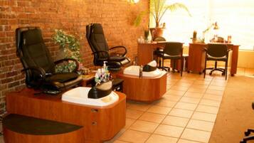 Couples treatment rooms, body treatments, aromatherapy