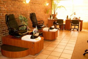 Couples treatment rooms, body treatments, aromatherapy