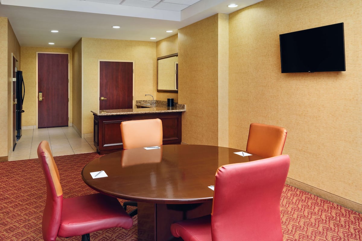 Executive Suite, 1 King Bed, Non Smoking | Living area | 32-inch LCD TV with cable channels, TV, pay movies