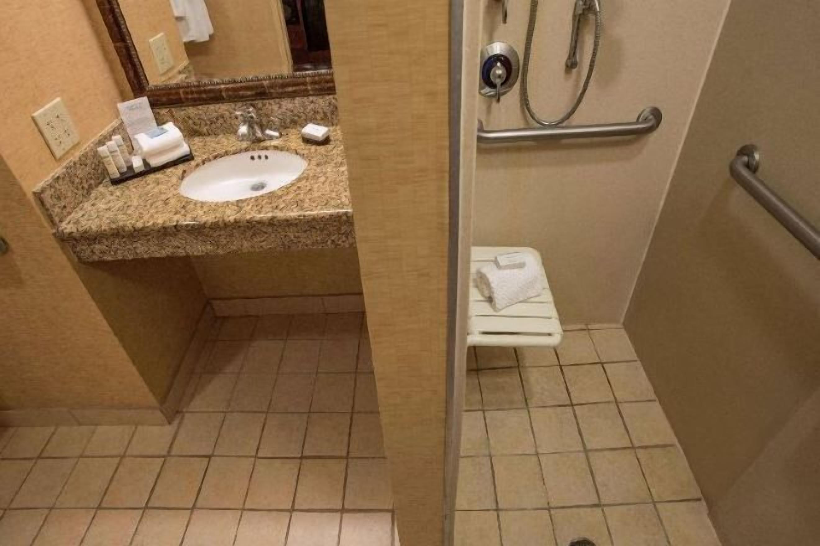 Bad | Toalettartikler (inkludert), hårføner og håndklær