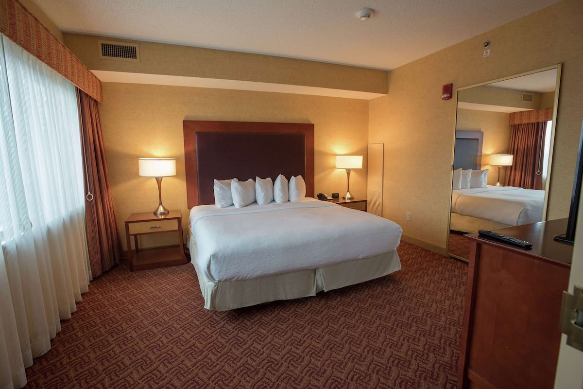 Standard Suite, 1 King Bed, Non Smoking | 1 bedroom, premium bedding, pillowtop beds, in-room safe