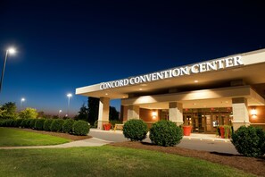Front of property – evening/night - Embassy Suites by Hilton Charlotte Concord Golf Resort & Spa (Concord)