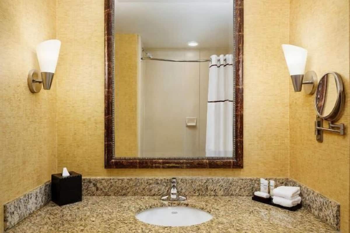 Amenidades de baño gratuitas, secadora de cabello, toallas