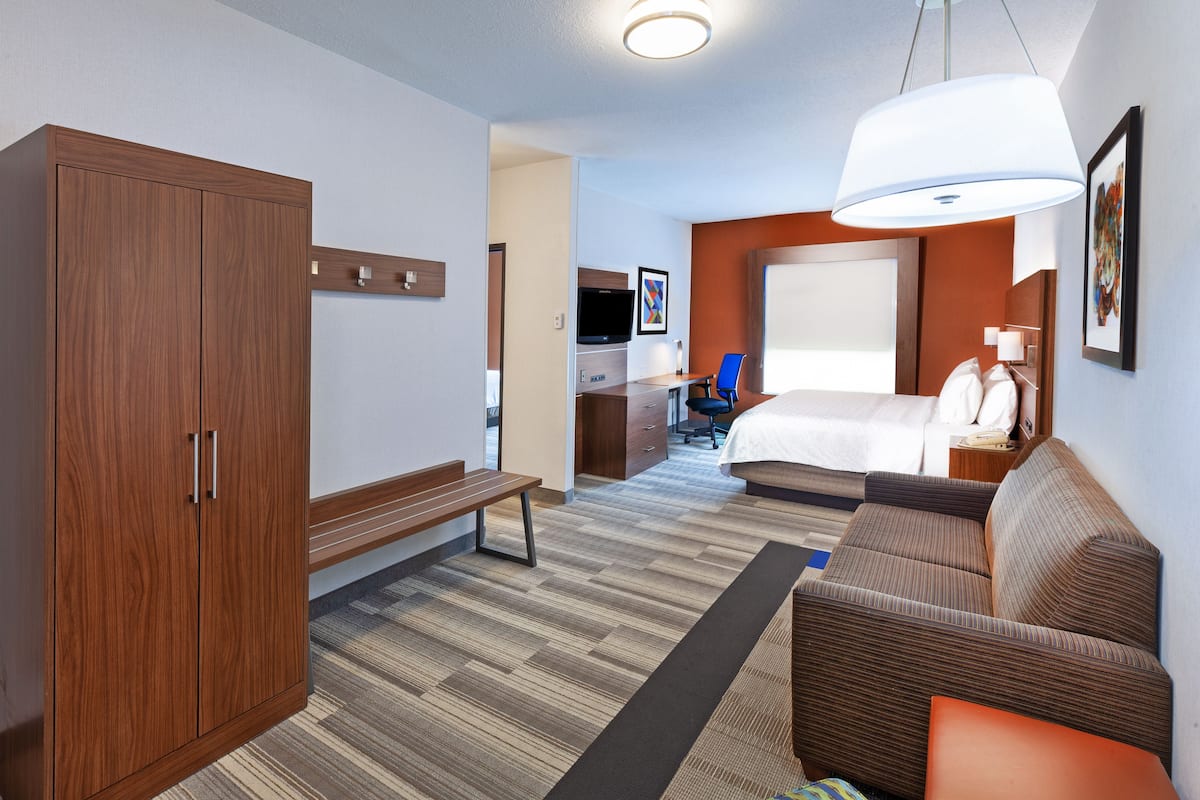 suite, 1 bedroom | 1 bedroom, in-room safe, desk, iron/ironing board