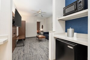 ห้องสวีท, เตียงคิงไซส์ 1 เตียง และโซฟาเบด (Additional Living Area) | ตู้นิรภัยในห้องพัก, โต๊ะทำงาน, เตารีด/โต๊ะรีดผ้า, เตียงเสริม/เปล