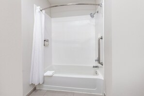 Articles de toilette gratuits, sèche-cheveux, serviettes fournies