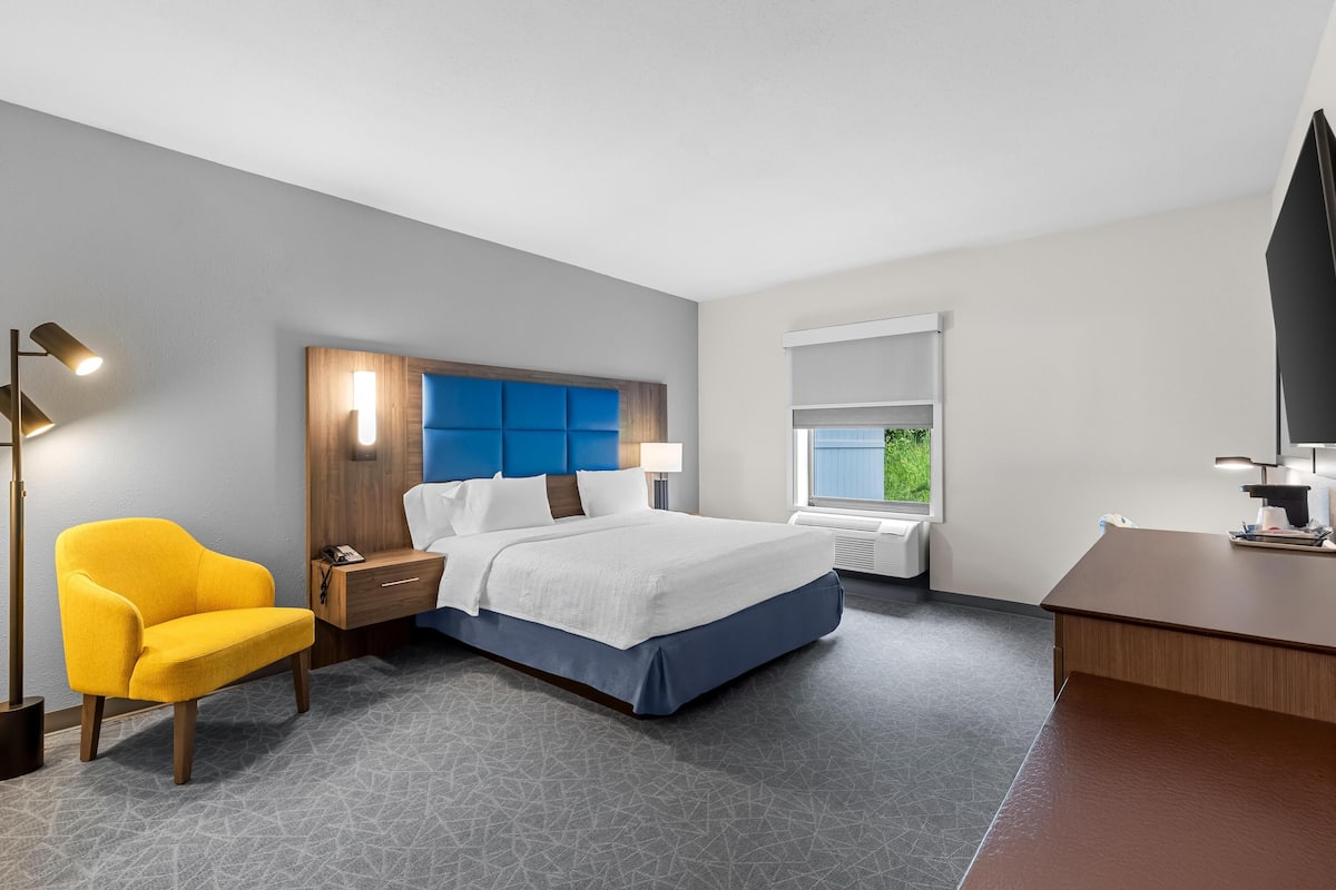 Room, 1 King Bed, Accessible, Non Smoking | Cribs (free), WiFi (free), alarm clocks, bed sheets