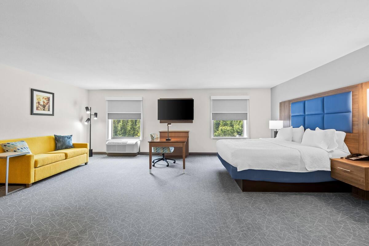 Studio Suite, 1 King Bed | Cribs (free), WiFi (free), alarm clocks, bed sheets