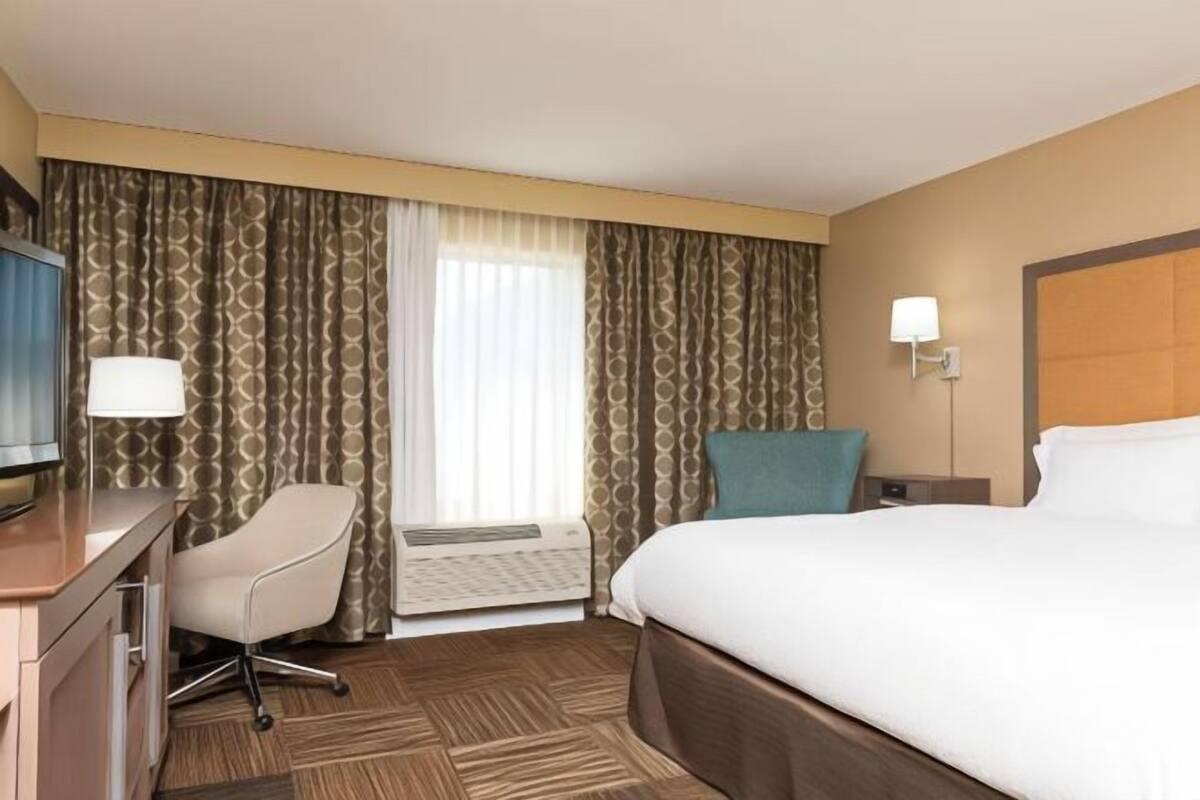 Cunas gratuitas, wifi gratis, ropa de cama y despertador