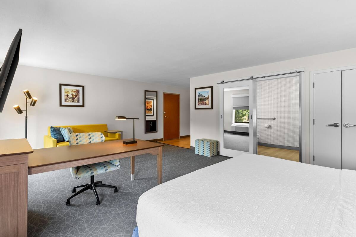 Studio, 1 King Bed, Accessible, Non Smoking | Cribs (free), WiFi (free), alarm clocks, bed sheets