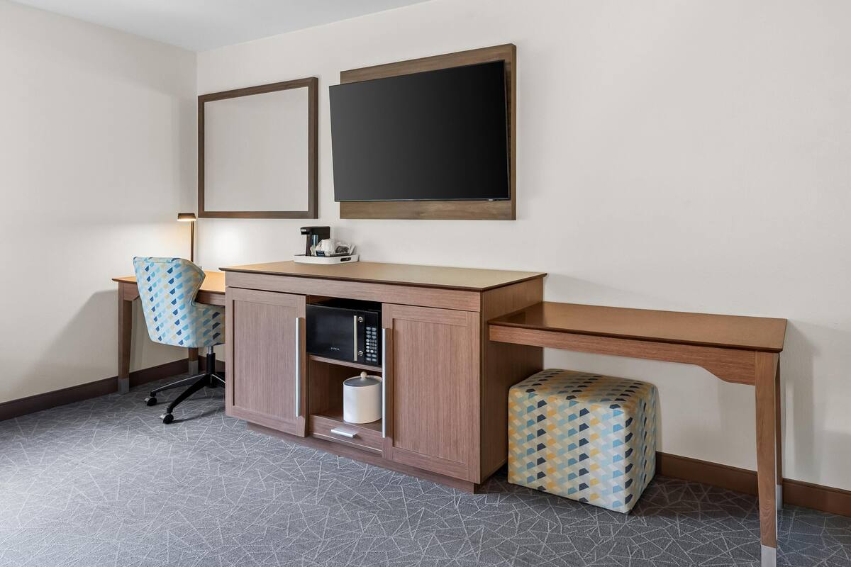 Room, 1 King Bed | Cribs (free), WiFi (free), alarm clocks, bed sheets