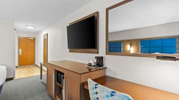 Habitación, 2 camas de matrimonio | Cunas gratuitas, wifi gratis, despertador y ropa de cama