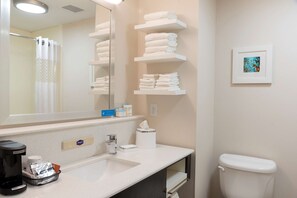 Zimmer, 2 Queen-Betten | Badezimmer | Haartrockner, Handtücher