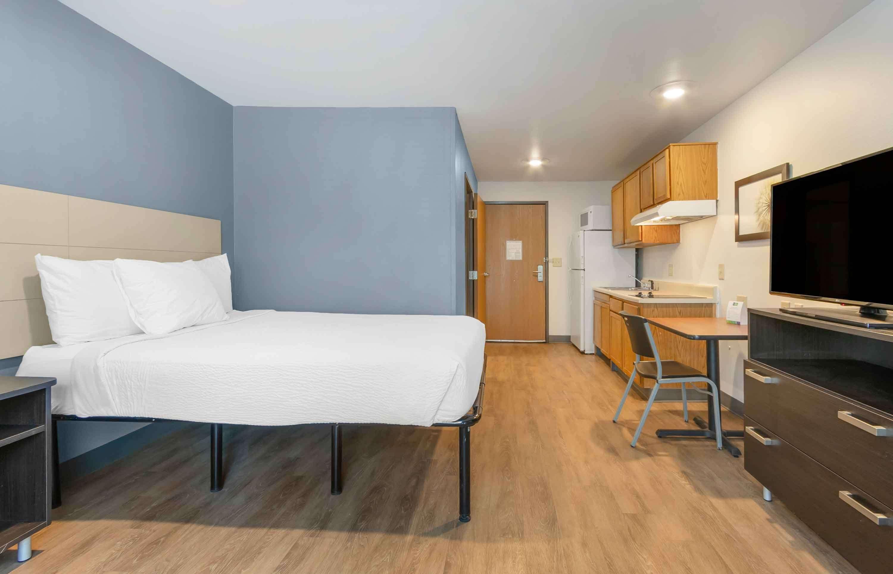 Standard Studio, 1 Queen Bed, Non Smoking, Refrigerator & Microwave | Desk, laptop workspace, iron/ironing board, free WiFi