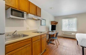 Desk, laptop workspace, iron/ironing board, free WiFi