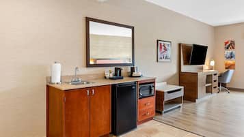 Studio, 1 King Bed, Refrigerator | Minibar