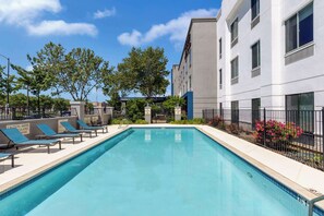 Outdoor pool - Hampton Inn & Suites Yuba City (Yuba City)