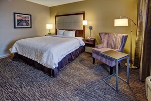 خزنة داخل الغرفة ومكتب وستائر تعتيم ومكواة/لوح كي