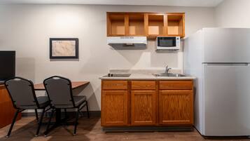 Refrigerador con freezer, microondas, placa de cocina