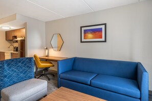 Suite, 1 King Bed | In-room safe, desk, laptop workspace, iron/ironing board - Holiday Inn Express and Suites - Petersburg - Fort Lee by IHG (Petersburg)