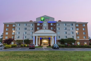 A Holiday Inn Express hotel with a symmetrical facade, multiple floors, and a central entrance with a covered walkway. - Holiday Inn Express and Suites - Petersburg - Fort Lee by IHG (Petersburg)