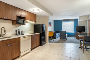 套房, 1 张特大床 | 客房内保险箱、办公桌、笔记本电脑工作区、熨斗/熨衣板