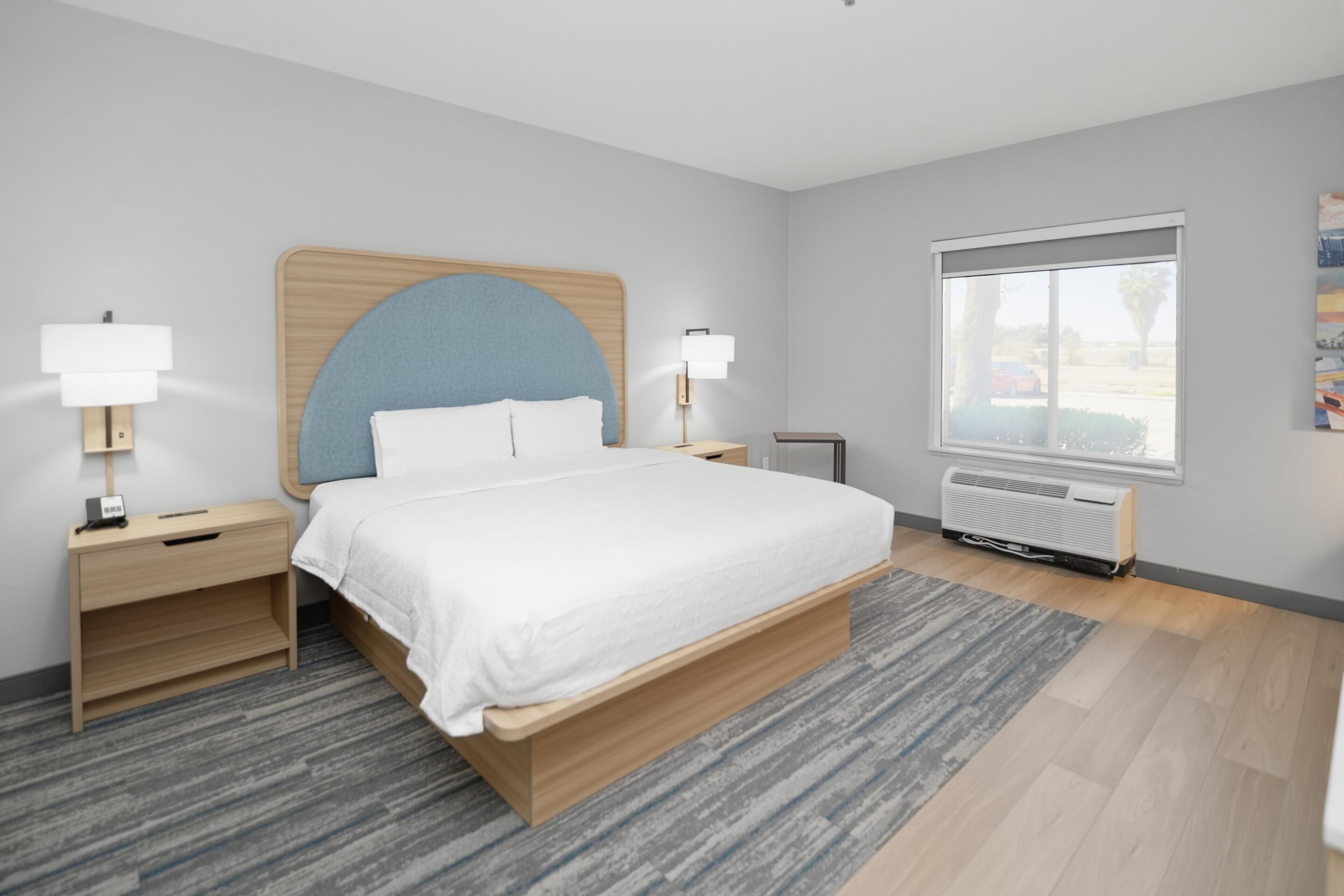 Room, 1 King Bed, Accessible, Non Smoking | Premium bedding, in-room safe, desk, iron/ironing board